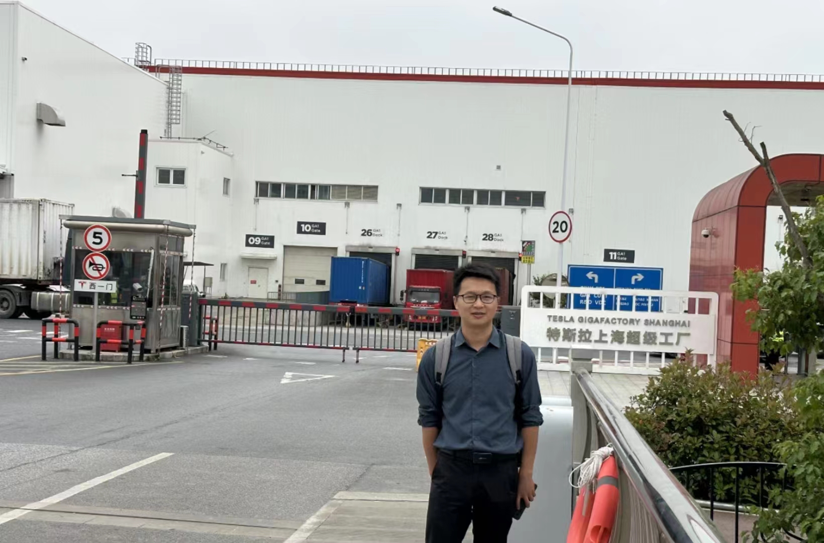 The trip to Shanghai Tesla Super Factory, YIHUI thermoforming hydraulic press machine inspection, the customer is very satisfied！
