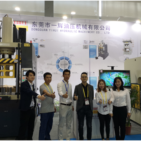 Le premier jour du 20e Salon international de l'industrie de la fabrication de machines à Shenzhen (28 mars 2019),