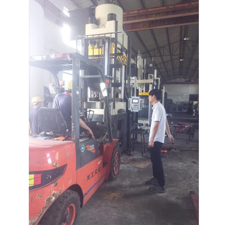 Four column hydraulic press machine is ready for shipment